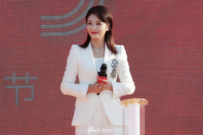 刘涛现身活动人气高 身穿白西装干练美艳