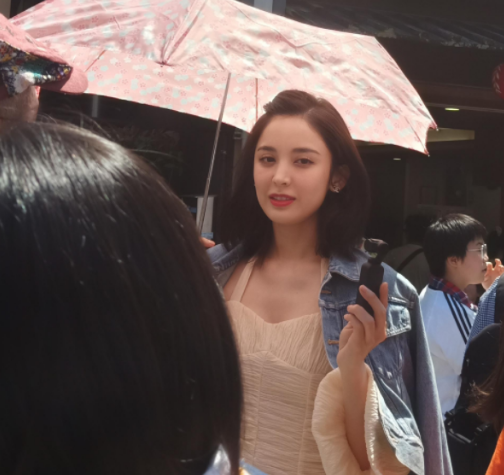关掉滤镜的古力娜扎气质甜美外形依然出众，可惜被一双鞋毁了？