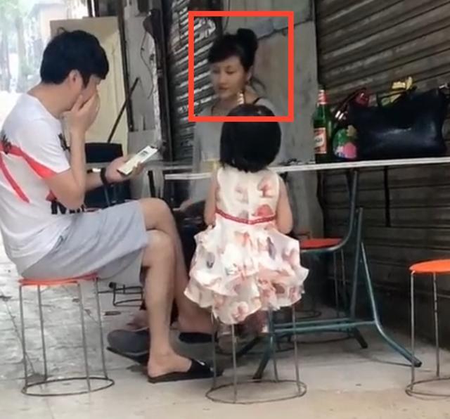 王大治街头吃饭被偶遇 脚踩拖鞋打扮朴素身边人疑是其妻女