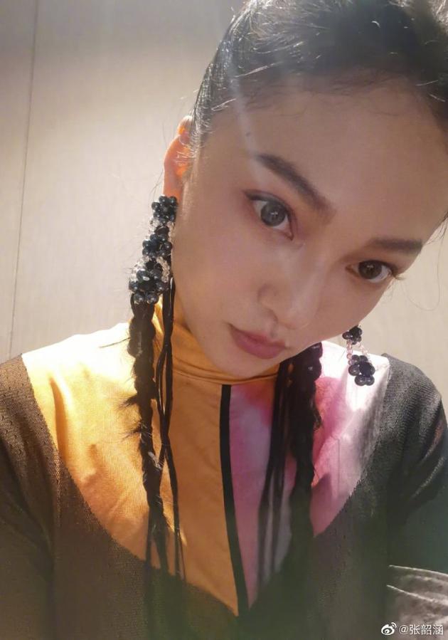 张韶涵扎麻花辫戴花朵耳饰