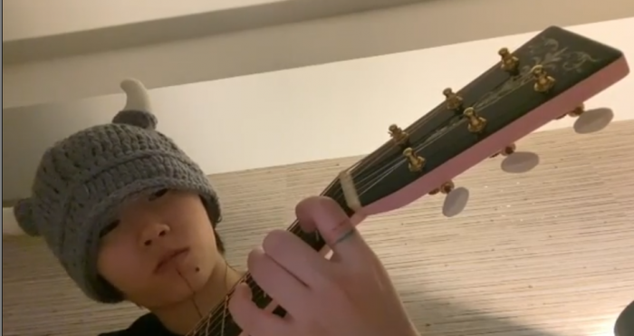 窦靖童晒弹吉他视频神情专注 戴牛角针织帽童趣满满