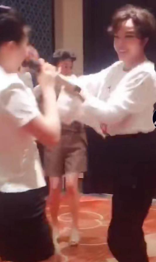 刘晓庆老年生活惬意 和服务员牵手跳舞没架子