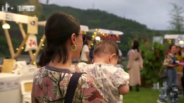 周迅对素人宝宝太宠溺