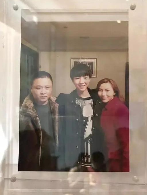 明星与父母合照：王俊凯是真正的遗传小天才，吴尊全家都是明星脸