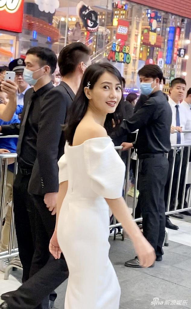 高圆圆生图貌美披散长发回眸一笑 穿露肩白裙秀身材