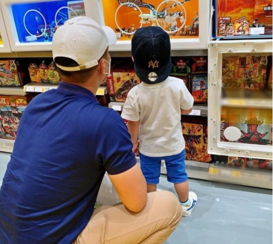 胡杏儿儿子逛乐高店，只看不买被赞乖巧，逢人问好有礼貌