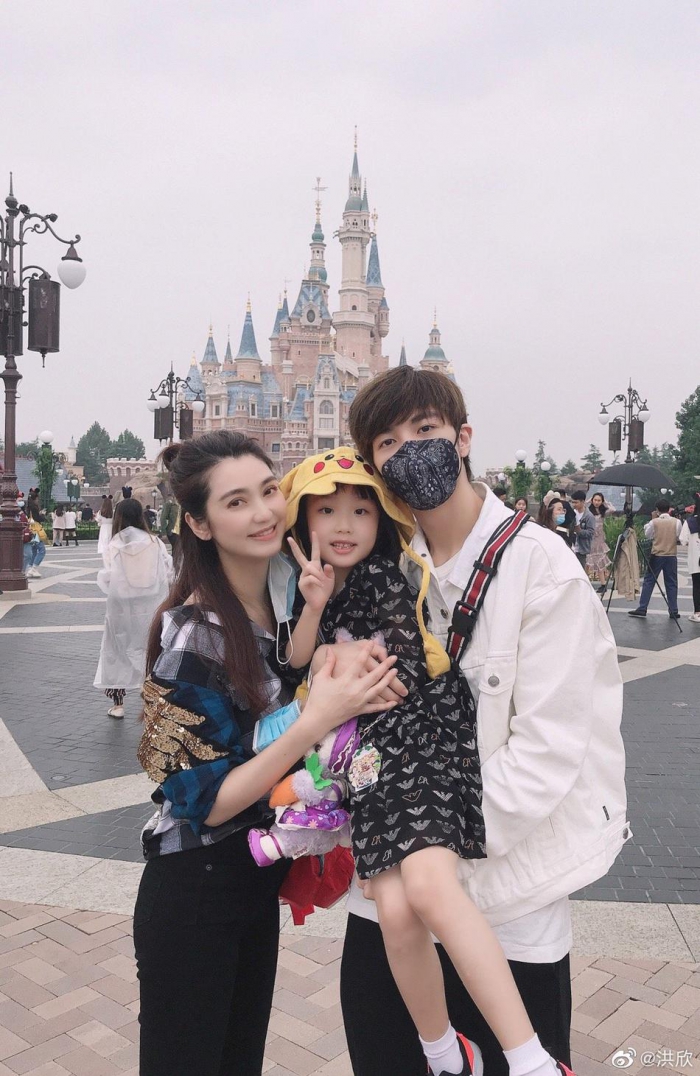洪欣带儿女和蔡少芬陈法蓉游迪士尼 不见张丹峰身影