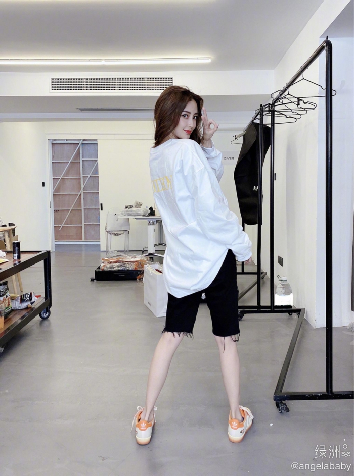 baby久违上线营业发美照 回眸一笑对镜比耶