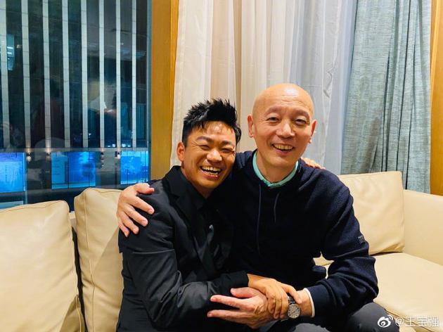 王宝强懒理抢房产传闻 与葛优合影开心相拥