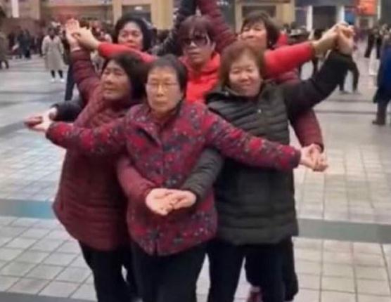 卡迪碧转发中国大妈表情包