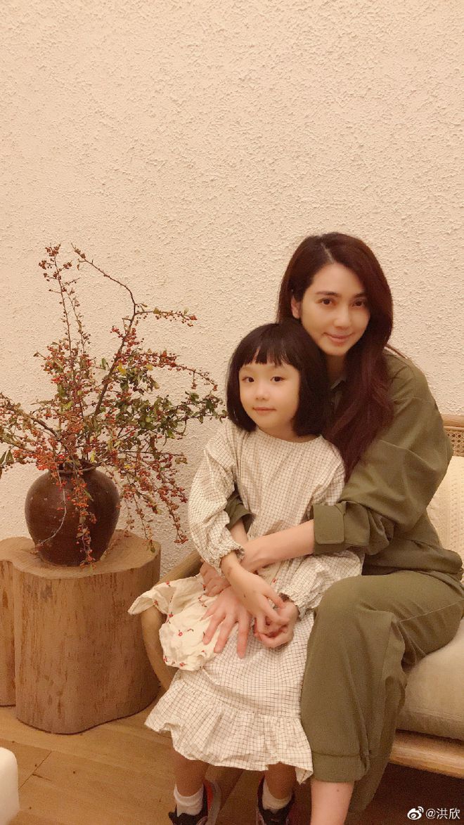 张丹峰为洪欣庆生 对其称呼变成