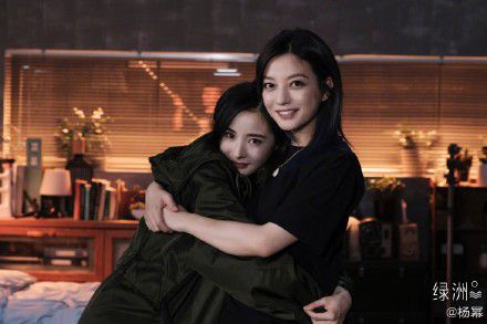 赵薇杨幂同框紧紧相拥满脸笑容