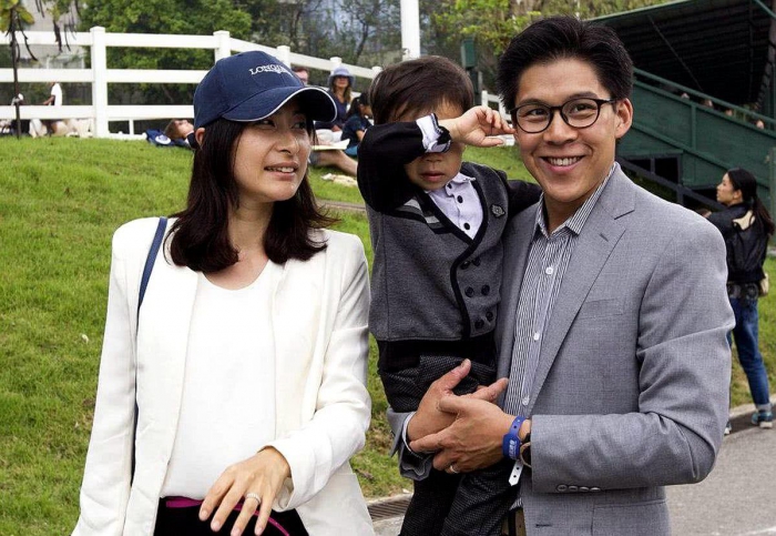 霍启刚罕晒7岁儿子 笑起来像极郭晶晶