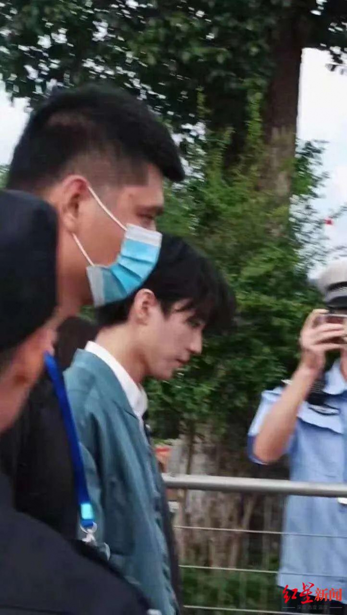 王俊凯到四川南部县拍戏，取景道路因围观者太多临时封路