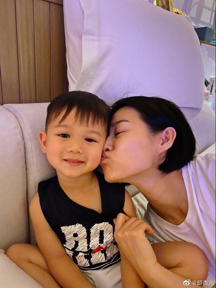胡杏儿隔空为大儿子庆生 3岁李奕霆软糯可爱