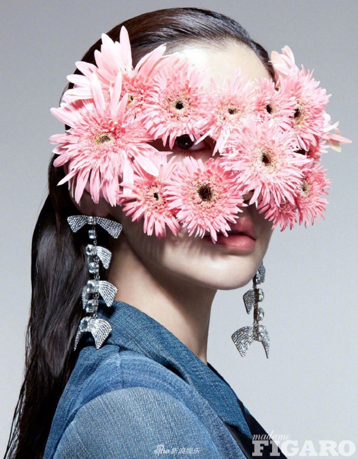Angelababy最新大片华丽而神秘 把花当面具戴脸上