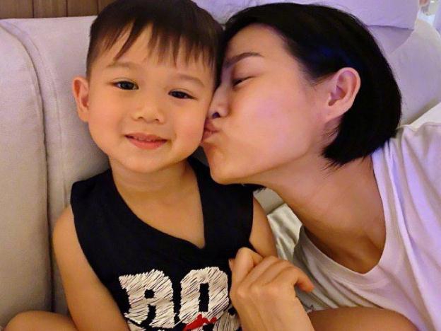 胡杏儿为大儿子庆生 ：李奕霆软糯可爱