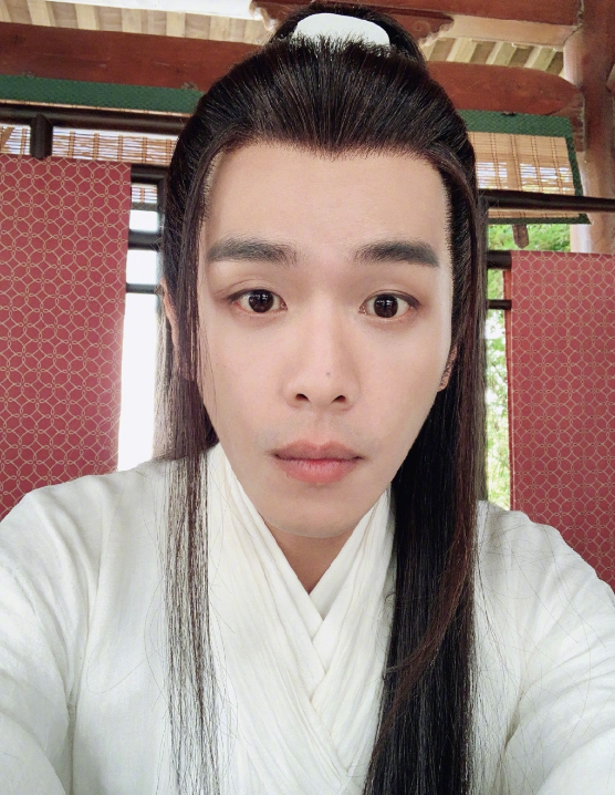 张若昀这腰围和雷佳音的头围有的一拼，变“小腰精”