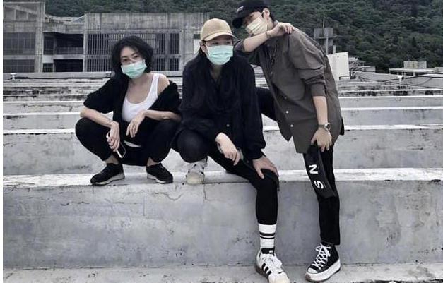 小S陪女儿拍照自己忍不住拍起来
