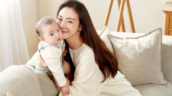 45岁崔智友产后首度露面 抱小婴儿露慈爱笑容温柔有气质
