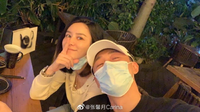 林峯推婴儿车带女儿出门 张馨月产后身材恢复如初