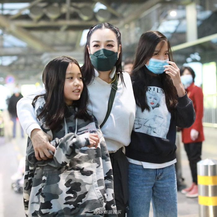 钟丽缇获俩女儿接机嬉戏打闹 严子晴颜值吸睛