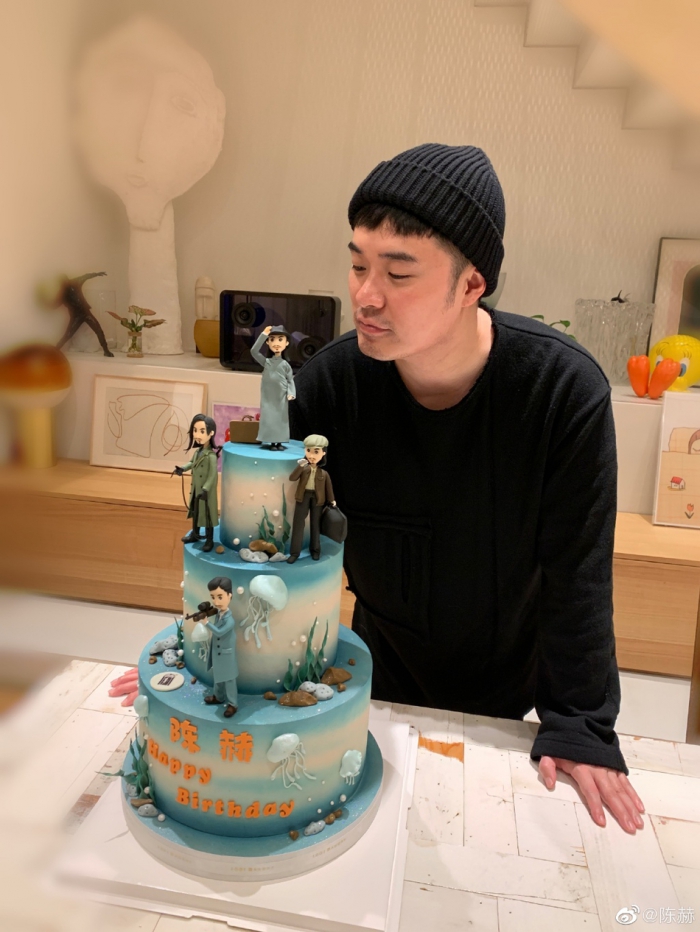 陈赫晒生日蛋糕  蛋糕上是《瞄准》的角色人偶