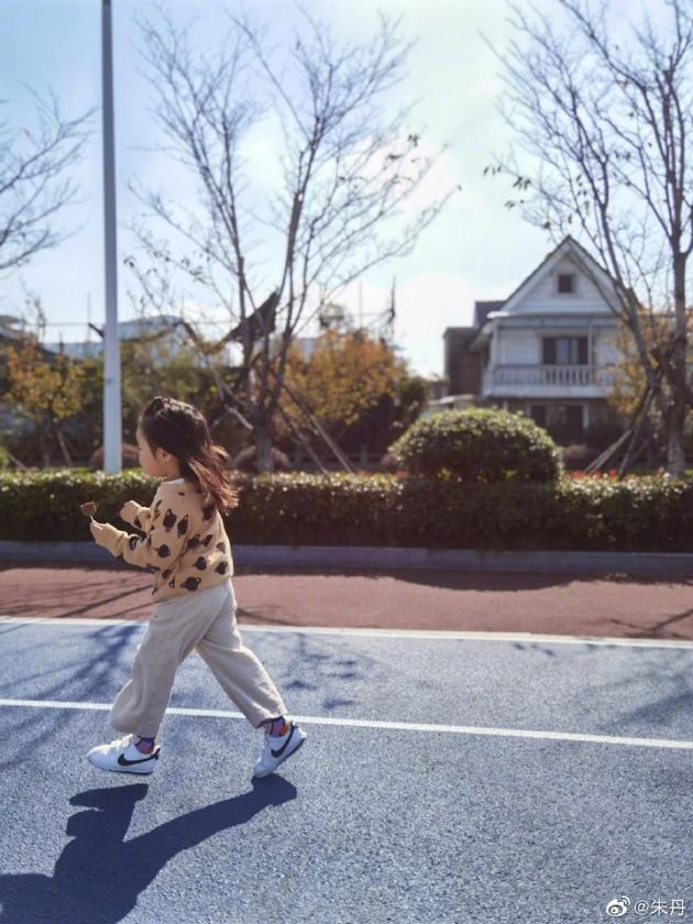 朱丹晒女儿大步流星背影照 手举棒棒糖小脸肉嘟嘟