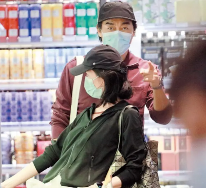 刘青云与太太逛超市 遇偷拍用手势警告眼神凌厉霸气护妻