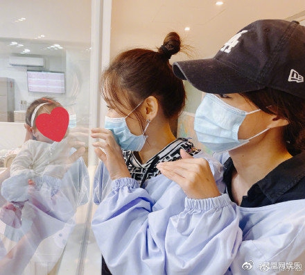 陈乔恩探望安以轩女儿  满满是爱