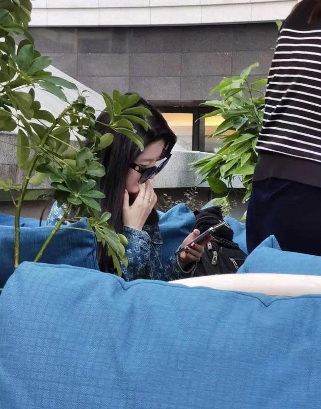 网友偶遇刘亦菲  夸赞素颜好美