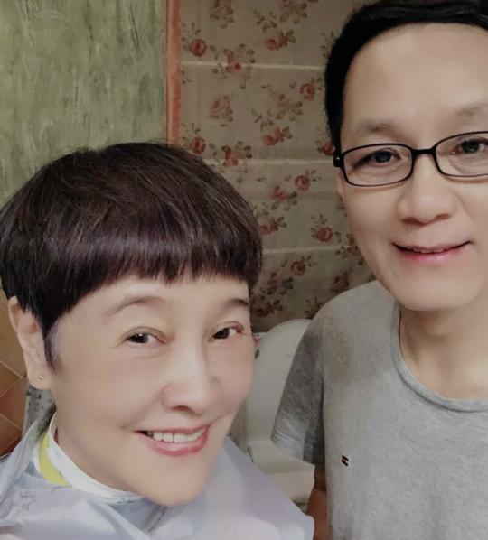 58岁冯远征亲自为大8岁妻子理发，庆祝婚27年，丁克一生无子