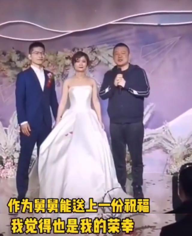 岳云鹏穿着朴素似路人，回老家为外甥女证婚，被调侃舅侄长得太像