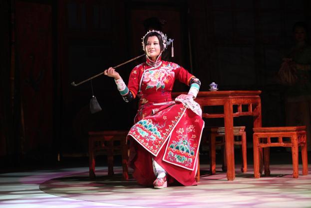 刘晓庆再演少女：一身红衣婀娜，为答谢观众跪地