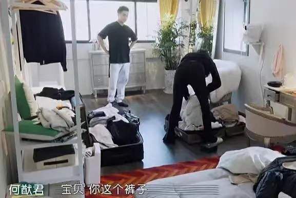 何猷君与奚梦瑶在穿搭方面出现分歧  爱意满满