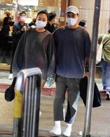 杨祐宁对孕妻贴心照顾，格外小心，陪孕妻看电影