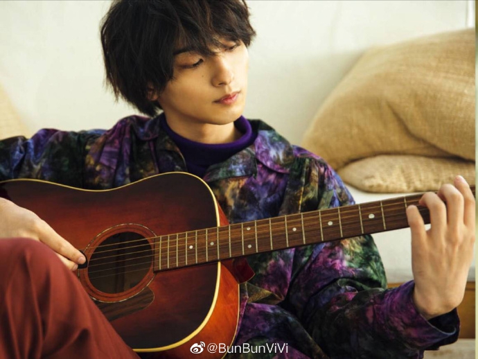 横滨流星拍摄杂志 与心爱的吉他同出镜