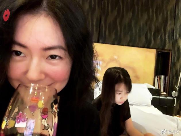 小S酒后素颜自拍脸色红润 与小女儿同框好似姐妹