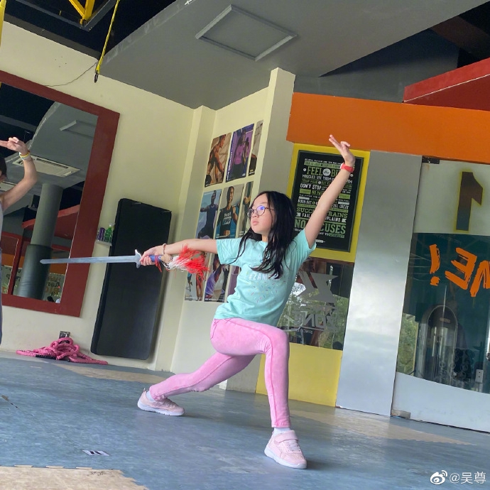 吴尊晒儿女练武照 有模有样