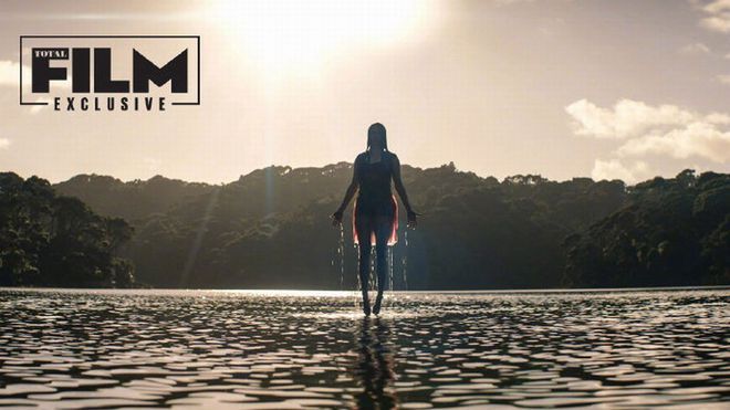 《鬼玩人：崛起》新剧照发布 神秘女人悬浮在水上