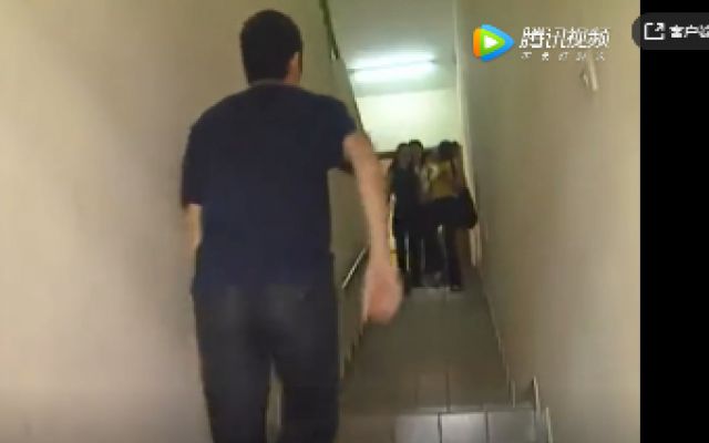 男朋友来接女朋友,女朋友却说不是跑车我不坐