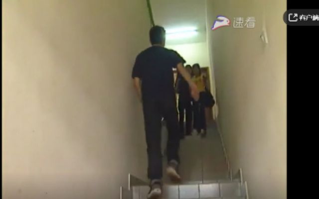 男朋友来接女朋友，女朋友却说不是跑车我不坐