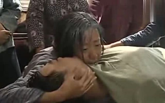 家珍抱着女婿的尸体哭，村民动容