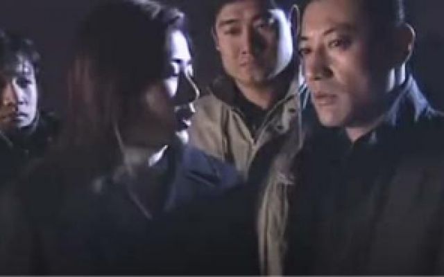 记者机智救下轻生男子，职业精神令人敬畏！