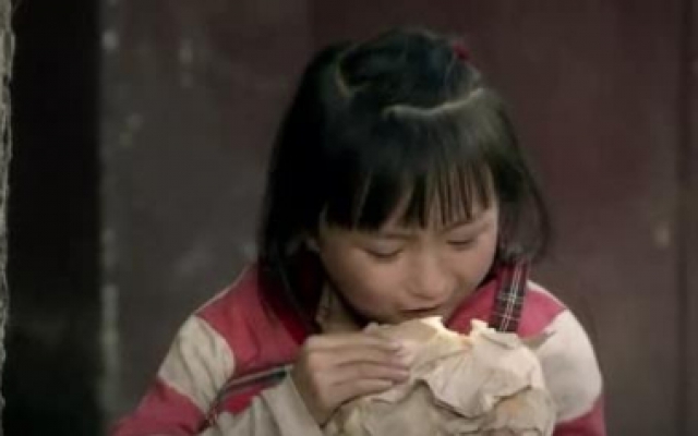 丑角爸爸：女孩饿的抱起来饼恨不得把纸都吃了，看完让人心疼