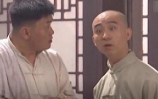 光头仔拿樱桃讨欢心，怎料师妹不给面子，当面把樱桃送了别人！