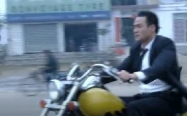 警察搜查苏琳物品，孔亮抢过路人摩托车，开始追赶。