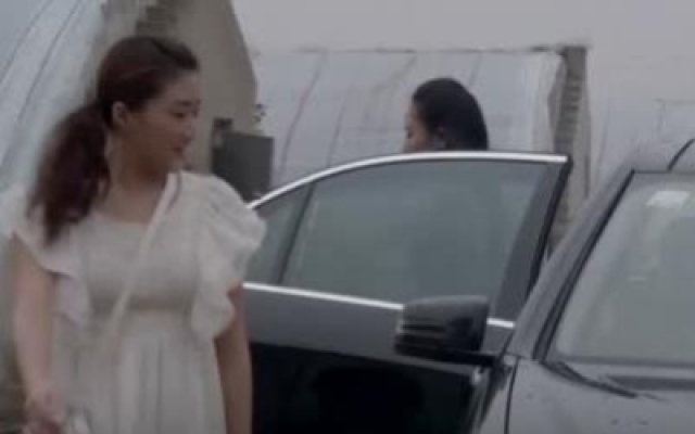 只想今生一起走：富二代送女孩回家，女孩要给车费，竟只给三块钱