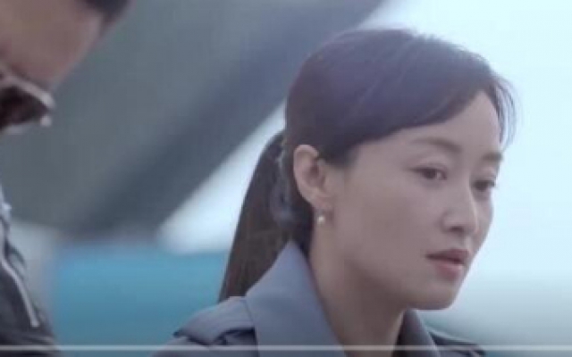 队长和女检察官聊天，女检察官哭了