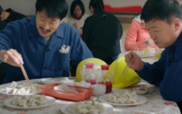 吃饺子真香场面：民工一个人吃了92个饺子，张译假装报告偷吃饺子